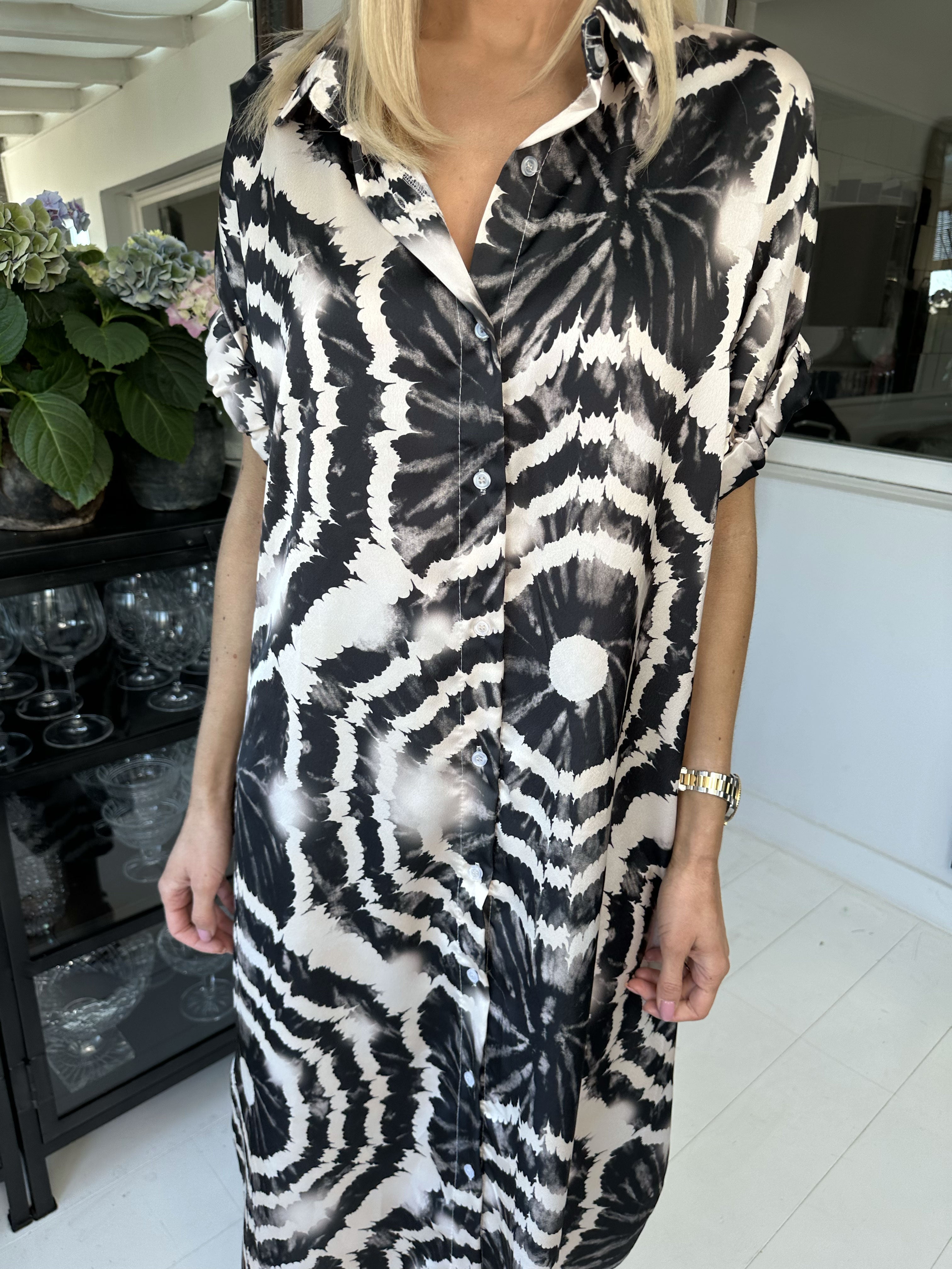 Erin - Skjortklänning med knappar och batikmönster